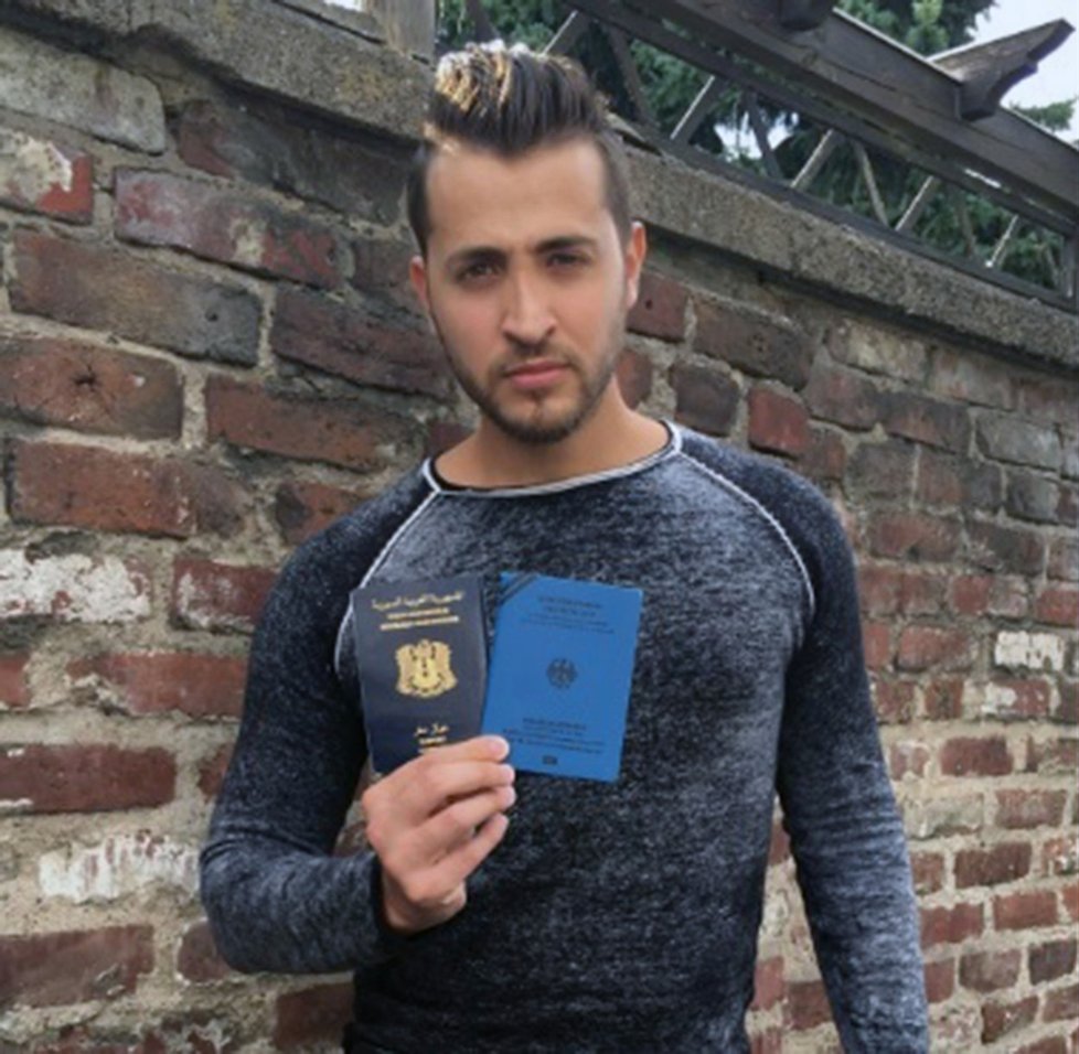 Antonio Suleiman ukazuje uprchlický pas.