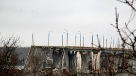 Antonivský most přes Dněpr měla zničit SBU začátkem invaze. Až v létě ho Ukrajinci rozstříleli raketami systému HIMARS.