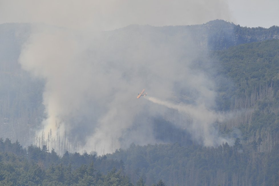 Antonov An-2 při hašení požáru v Českém Švýcarsku