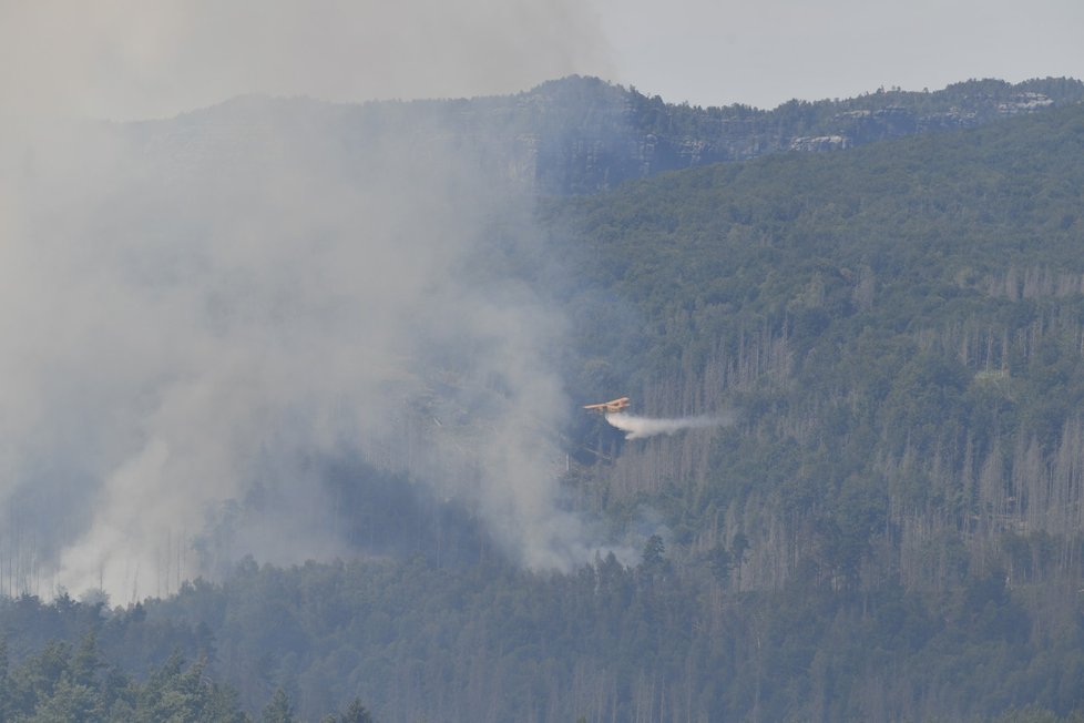 Antonov An-2 při hašení požáru v Českém Švýcarsku