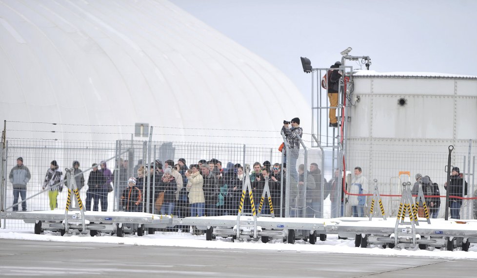 Přistání největšího letadla na světe přilákalo do Mošnova desítky fanoušků letectví, kteří stroj pozorovali a fotografovali zpoza plotu.