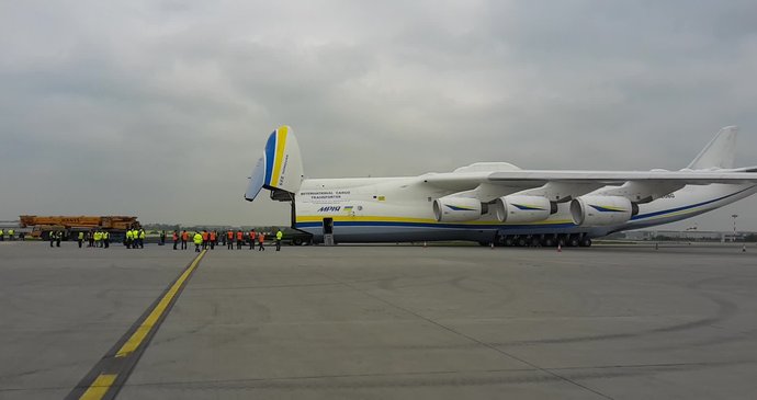 Největší nákladní letoun světa Antonov An-225 Mrija ve čtvrtek před 06:30 odletěl po dvou dnech z pražského Letiště Václava Havla
