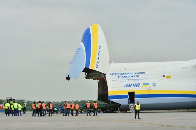 Na nakládce generátoru do největšího letadla na světě se podílí 20 lidí a 2 čtyřicetitunové jeřáby.