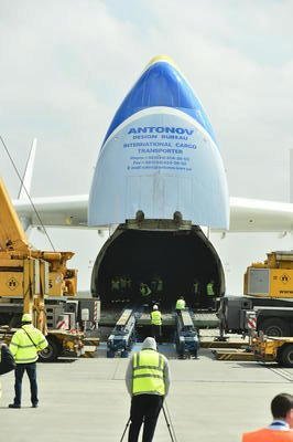 Antonov pohltí 120tunový generátor.