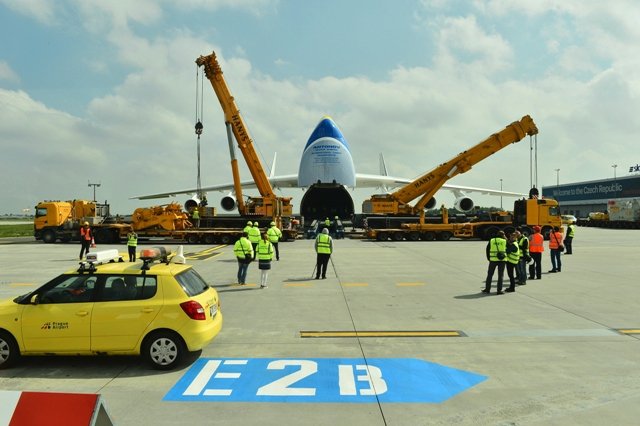 Antonov pohltí 120tunový generátor.