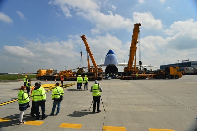 Antonov pohltí 120tunový generátor.