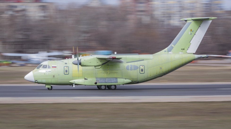 Antonov An-24 přejel ranvej při nouzovém přistání