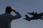 Divák pozoruje letoun Antonov na letecké přehlídce v Moskvě