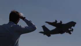 Divák pozoruje letoun Antonov na letecké přehlídce v Moskvě