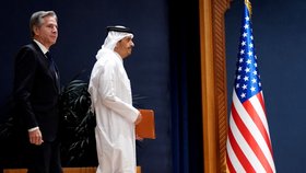 Antony Blinken a katarský premiér Mohammed bin Abdurrahmán Ál Thání v Dauhá (13. 10. 2023)