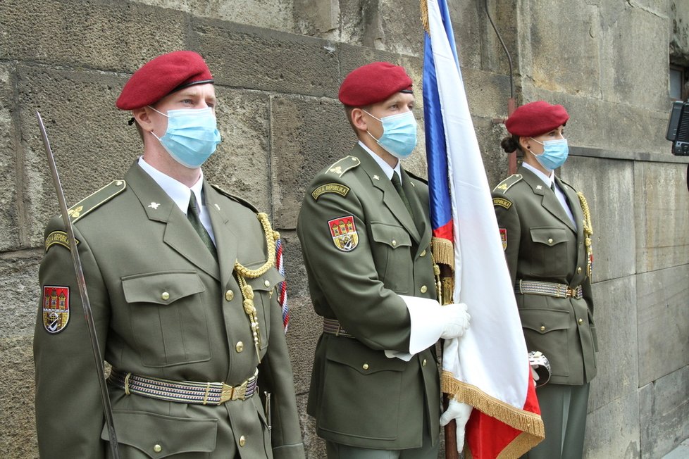 V pražské Resslově ulici u chrámu svatých Cyrila a Metoděje se konal pietní akt, který připomněl hrdinství československých parašutistů, bojujících zde před 78 lety proti nacistické přesile. Přítomna byla i čestná stráž.