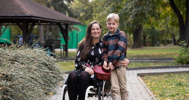 Lucie Gachi je už déle než šest let upoutaná na vozík. Se synem Benem