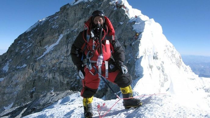 Apa Šerpa před Hillaryho výšvihem. Světový rekordman v poštu výstupů na Everest považuje stavbu žebříku za dobrý nápad