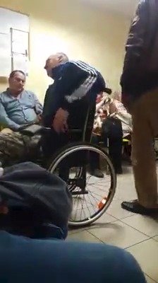 Muž na vozíku se svíjel bolestí údajně kvůli zánětu slepého střeva.
