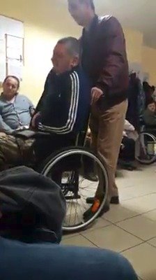Muž na vozíku se svíjel bolestí údajně kvůli zánětu slepého střeva.