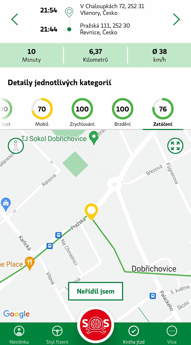 Upozornění na příliš prudké zatáčení při výjezdu z kruhového objezdu na Pražskou ulici. Vidět je i chybná lokalizace.