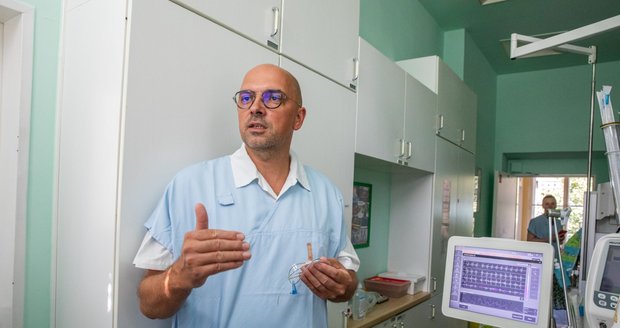 Neonatologické oddělení U Apolináře má k dispozici unikátní plicní ventilátor, který pomáhá s dýcháním už půlkilovým miminkům