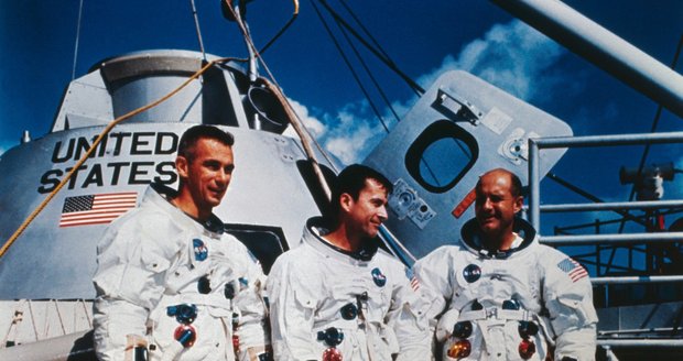 Posádka Apolla 10, zleva: Eugene A. Cernan, John W. Young a Thomas P. Stafford.