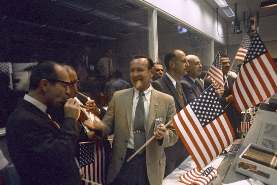Po úspěšném přistání na Zemi 24. července 1969 nechyběly ani doutníky
