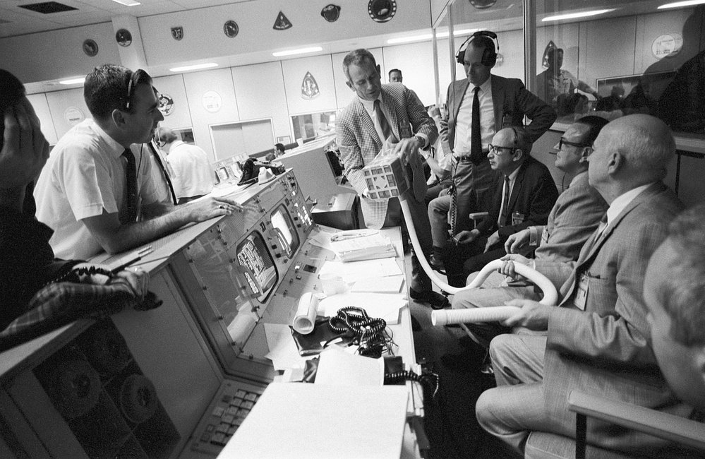 Nejvážnější moment v historii řídicího střediska. Inženýři NASA řeší, jak dostat domů astronauty z Apolla 13. Během letu došlo k nehodě  