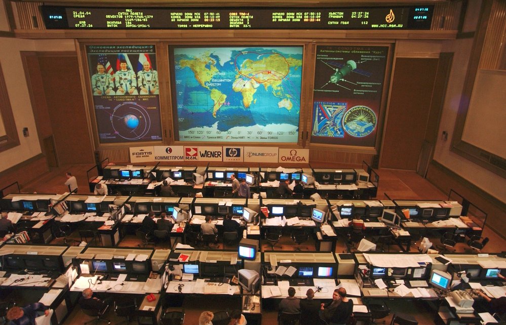 ISS je mezinárodní. Další řídicí středisko je v Rusku nedaleko Moskvy. Existují pak také malá řídicí střediska, ze kterých se ovládají jednotlivé moduly  