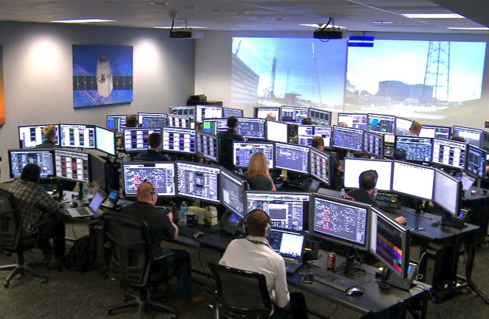 Řídicí středisko má ve své továrně také SpaceX. Mimo jiné z ní řídí lety kosmické lodě Dragon, která dopravuje zásoby na ISS