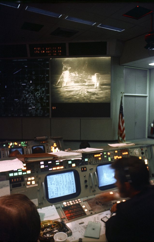 Ještě jeden pohled na MOCR2 v době, kdy se Armstrong a Aldrin procházeli po povrchu, což je vidět i na obrazovce vpravo