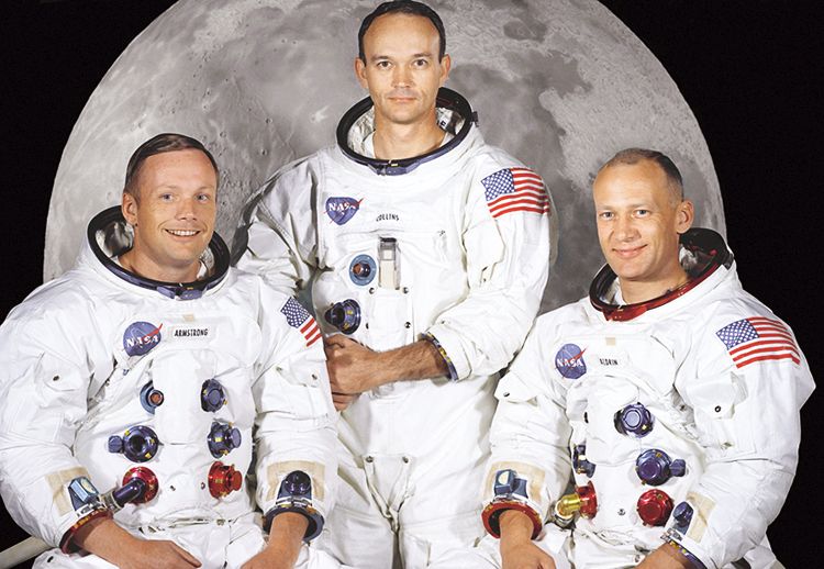 Posádka Apolla 11, zleva: Neil Armstrong (velitel), Michael Collins (pilot velitelského modulu), a Buzz Aldrin (pilot lunárního modulu)