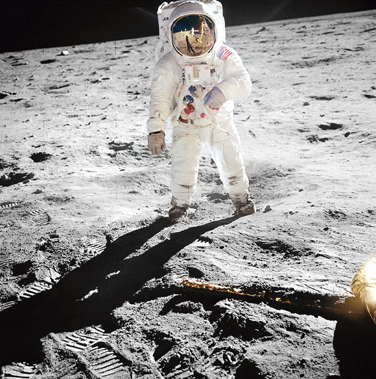 Pilot lunárního modulu Buzz Aldrin. Neil Armstrong je vidět v odraze přilby