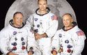 Posádka Apolla 11, zleva: Neil Armstrong (velitel), Michael Collins (pilot velitelského modulu), a Buzz Aldrin (pilot lunárního modulu)