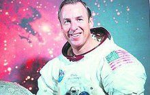 Astronaut s českými kořeny a šéf mise Apollo 13 Jim Lovell dnes slaví devadesát let. Houstone, máme problém!