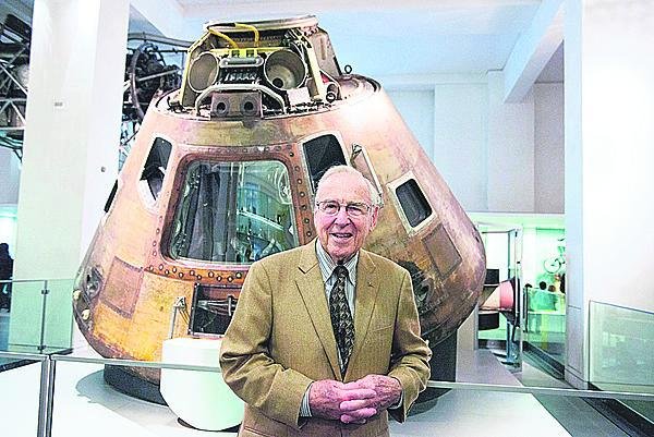 2010 Před velitelským modulem Apolla 10 (se kterým ale neměl nic společného) v londýnském muzeu.