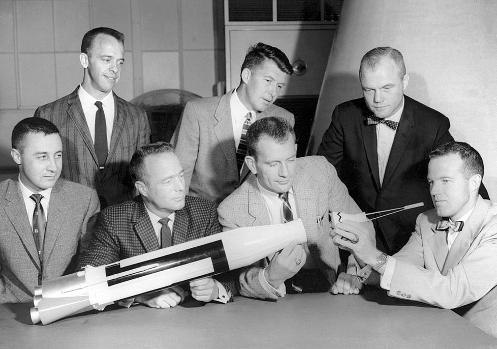 Mercury 7, první američtí astronauti. Gus Grissom vlevo.