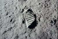 První snímky z vesmíru míří na aukci: Je libo otisk Buzze Aldrina na povrchu Měsíce?