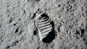 NASA na internetu zveřejnila 10 000 fotografií z misí Apollo