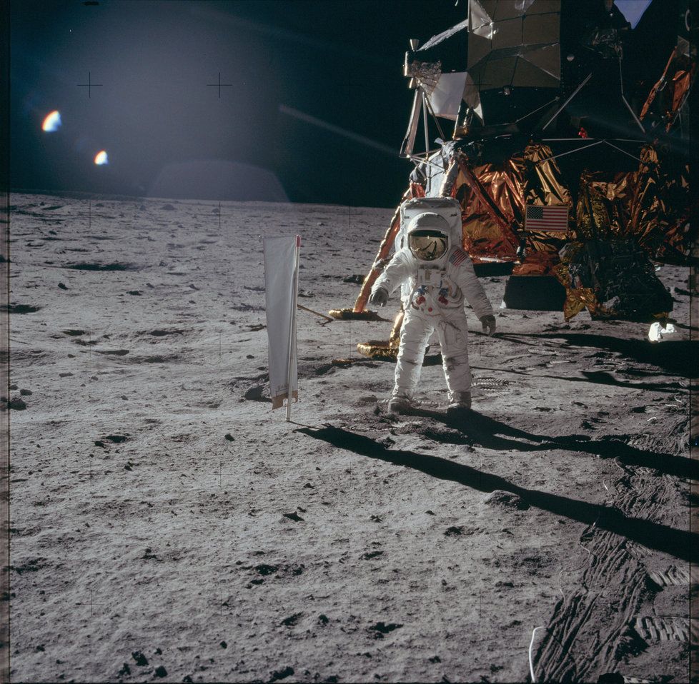 NASA na internetu zveřejnila 10 000 fotografií z misí Apollo.