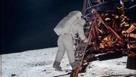 NASA na internetu zveřejnila 10 000 fotografií z misí Apollo.