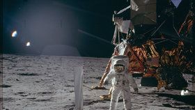 NASA na internetu zveřejnila 10 000 fotografií z misí Apollo.