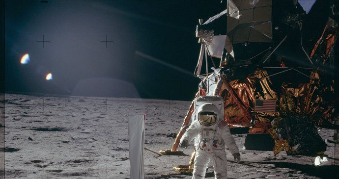 NASA na internetu zveřejnila 10 000 fotografií z misí Apollo.