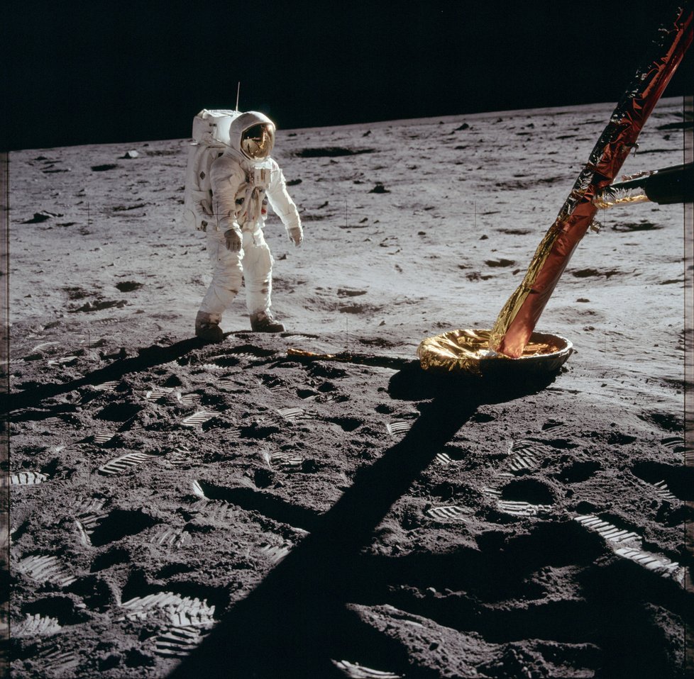 NASA na internetu zveřejnila 10 000 fotografií z misí Apollo.