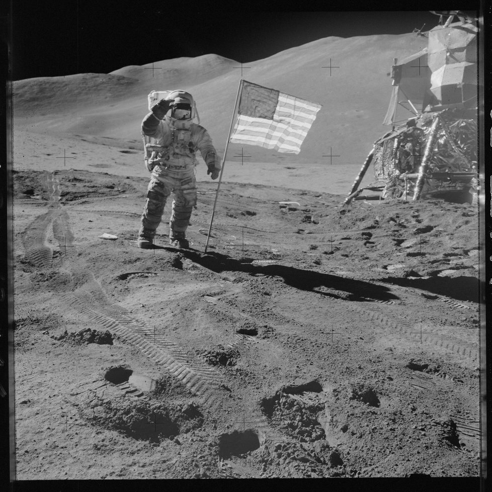 NASA na internetu zveřejnila 10 000 fotografií z misí Apollo