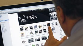 Beatles válí, denně se na online obchodě s hudbou iTunes prodá asi 65 000 kopií jejich hudebních alb.