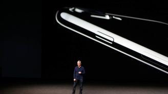 Apple představil nový iPhone a novou verzi hodinek Watch