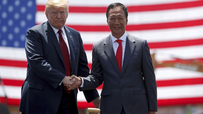 Šéf Foxconnu Terry Gou s americkým prezidentem Donaldem Trumpem. 