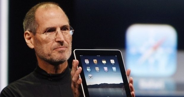 Steve Jobs představuje poslední novinku od Apple - tablet iPad.