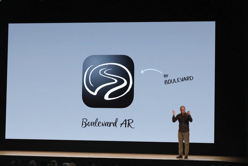  Nový iPad podporuje také rozšířenou realitu Apple ARKit. Děti tak můžou například zkoumat sluneční soustavu