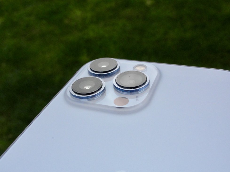 Apple iPhone 13 Pro Max: trio fotoaparátů zůstává, mírně se změnily jejich parametry.
