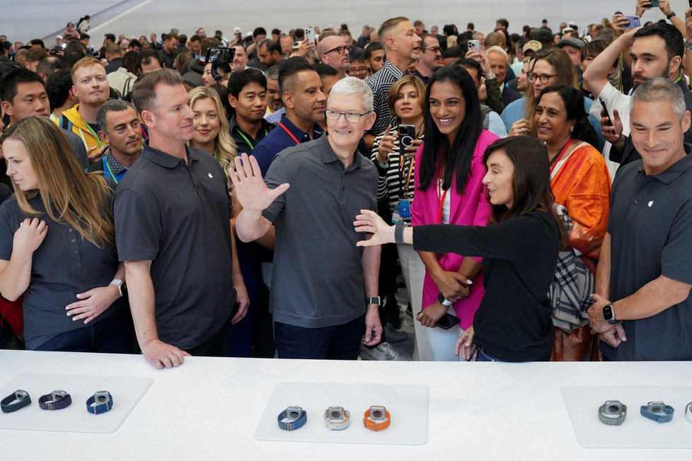 Šéf Applu Tim Cook vedle nových hodinek Apple Watch v hlavním sídle Applu v kalifornském Cupertinu