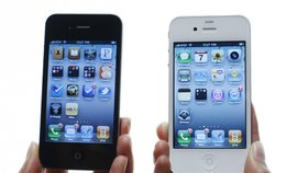 iPhone 4 v černé a bílé