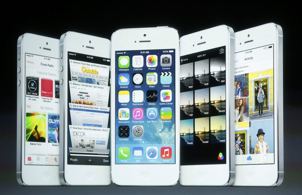 Oba mobily běží na operačním systému iOS 7